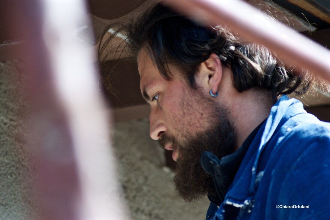 Operaio con la barba al lavoro, in primo piano