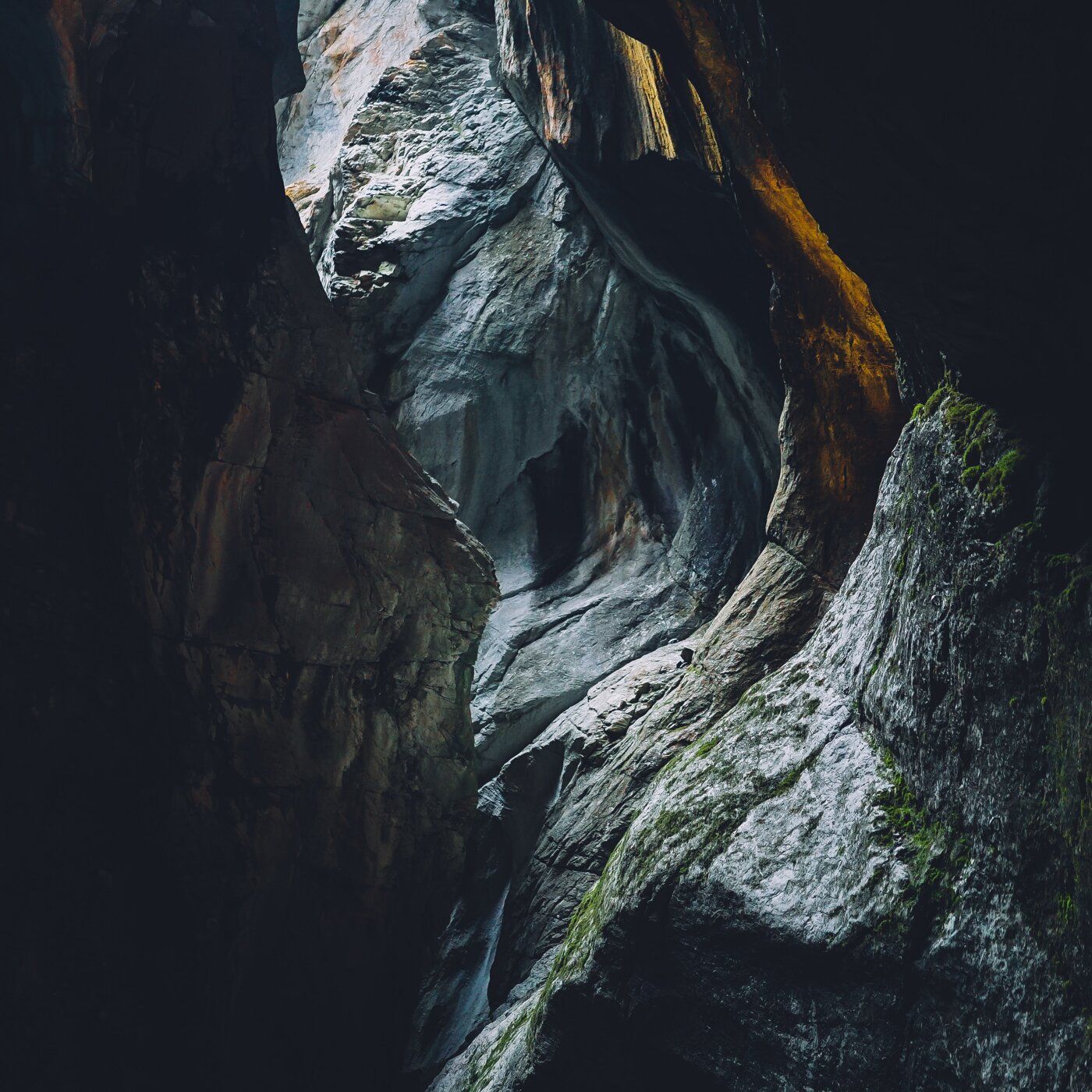 Interno di una grotta con rocce illuminate da un fascio di luce